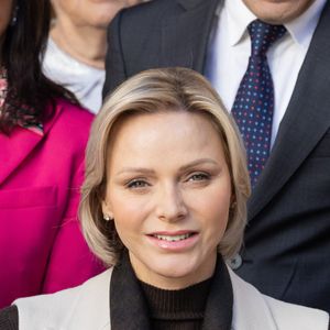 Ainsi, ce jeudi 24 avril 2025, Charlene de Monaco s'est retrouvée au bord de la piscine du Rocher pour former des enfants aux risques de noyade. 
Le prince Albert II de Monaco et la princesse Charlene offrent des cadeaux aux personnes âgées de la principauté au siège de la Croix Rouge à Monaco le 14 novembre 2024 dans le cadre des célébrations de la Fête Nationale monégasque.

© Olivier Huitel / Pool Monaco / Bestimage