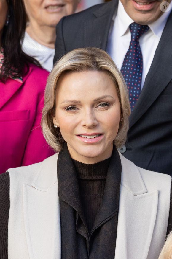 Ainsi, ce jeudi 24 avril 2025, Charlene de Monaco s'est retrouvée au bord de la piscine du Rocher pour former des enfants aux risques de noyade.
Le prince Albert II de Monaco et la princesse Charlene offrent des cadeaux aux personnes âgées de la principauté au siège de la Croix Rouge à Monaco le 14 novembre 2024 dans le cadre des célébrations de la Fête Nationale monégasque.
© Olivier Huitel / Pool Monaco / Bestimage