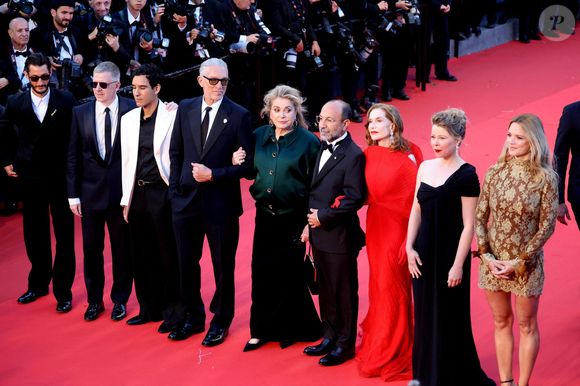 Le prestigieux casting du long-métrage, incluant notamment Isabelle Huppert et Virginie Efira, était également présent.

Pierre Niney, Alexandre Mallet-Guy, Adam Bessa, Vincent Cassel , Catherine Deneuve, Asghar Farhadi, Isabelle Huppert, India Hair (Bijoux Tasaki) et Virginie Efira - Montée des marches du film " Histoires parallèles " lors du 79ème Festival International du Film de Cannes, le 14 mai 2026. © Jacovides-Moreau / Bestimage