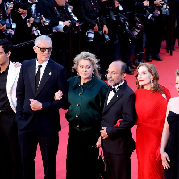 Le prestigieux casting du long-métrage, incluant notamment Isabelle Huppert et Virginie Efira, était également présent.

Pierre Niney, Alexandre Mallet-Guy, Adam Bessa, Vincent Cassel , Catherine Deneuve, Asghar Farhadi, Isabelle Huppert, India Hair (Bijoux Tasaki) et Virginie Efira - Montée des marches du film " Histoires parallèles " lors du 79ème Festival International du Film de Cannes, le 14 mai 2026. © Jacovides-Moreau / Bestimage