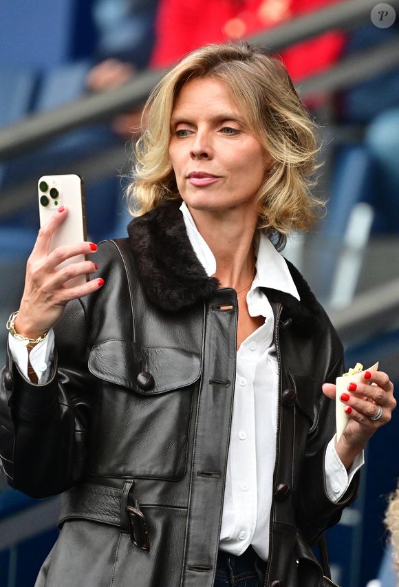 Elle s'était révélée au grand public lorsqu'elle a été élue Miss France 2002

Sylvie Tellier - Célébrités dans les tribunes du match de football de Ligue 1 McDonald's opposant le  RC Lens au Paris Saint-Germain (PSG) (0-2) au Parc des Princes à Paris le 14 septembre 2025. © Christian Liewig/Bestimage