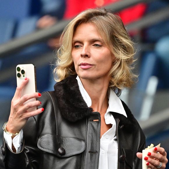 Elle s'était révélée au grand public lorsqu'elle a été élue Miss France 2002

Sylvie Tellier - Célébrités dans les tribunes du match de football de Ligue 1 McDonald's opposant le  RC Lens au Paris Saint-Germain (PSG) (0-2) au Parc des Princes à Paris le 14 septembre 2025. © Christian Liewig/Bestimage