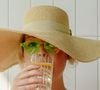 Toutefois, si le coup de soleil apparaît, la marche à suivre est précise : laisser respirer l'épiderme, protéger et booster l'hydratation de l'intérieur comme de l'extérieur.