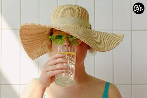 Toutefois, si le coup de soleil apparaît, la marche à suivre est précise : laisser respirer l'épiderme, protéger et booster l'hydratation de l'intérieur comme de l'extérieur.
