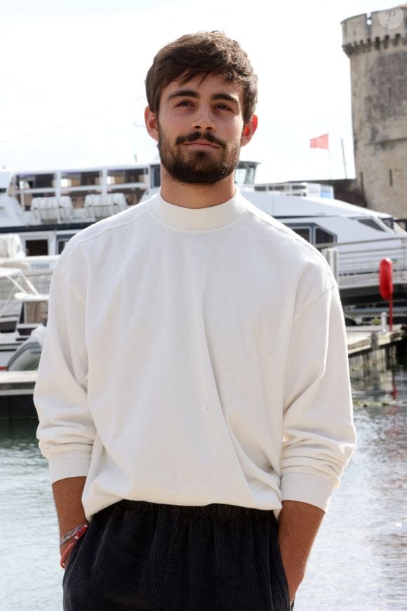 Cela faisait cinq mois qu'il n'avait rien publié.
Clément Rémiens de "Ici tout commence" - Festival de la Fiction de La Rochelle. Le 18 septembre 2021 © Jean-Marc Lhomer / Bestimage