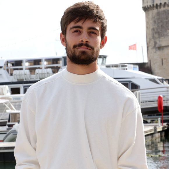 Cela faisait cinq mois qu'il n'avait rien publié.
Clément Rémiens de "Ici tout commence" - Festival de la Fiction de La Rochelle. Le 18 septembre 2021 © Jean-Marc Lhomer / Bestimage