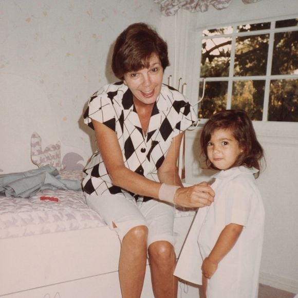 "Tu as toujours cru en moi, tu m'as soutenue et tu étais mon havre de paix. Tu étais vraiment la matriarche de notre famille, et ton amour est ancré en chacun de nous. Je sais que tu es en paix maintenant.”

Kim Kardashian a rendu hommage à sa grand-mère sur Instagram