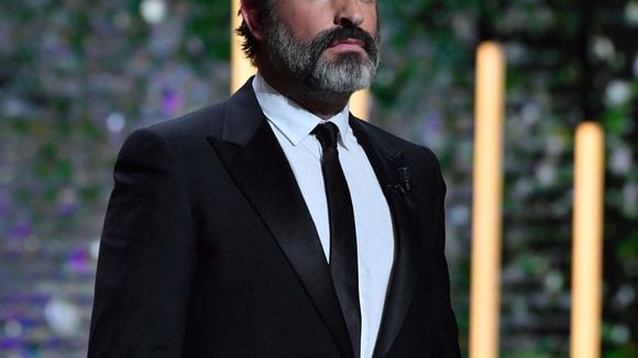 César 2026 : Arrivée en élégance pour Jean Dujardin, le père des filles de Nathalie Péchalat prend la pose