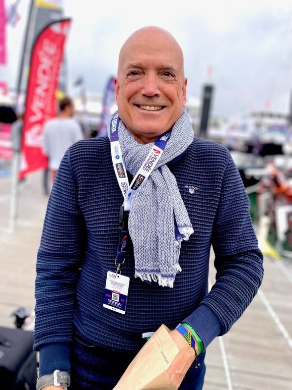 "J'espère faire une partie terrasse paysagée avec une zone en gazon et quelques arbres - des conifères - et aussi des fleurs. J'aimerais créer une ambiance toscane", avait-il confié.

Louis Bodin - People au Vendée Globe 2024 aux Sables d'Olonne le 9 novembre 2024.
© Fabien Faure / Bestimage