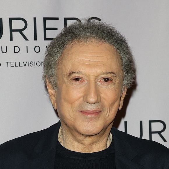 Il présente encore aujourd'hui l'émission culte "Vivement dimanche" chaque week-end sur France 3

Michel Drucker (Laurier d'honneur) - 29ème cérémonie des Lauriers de l'Audiovisuel au théâtre Marigny à Paris le 26 février 2024. © Coadic Guirec/Bestimage