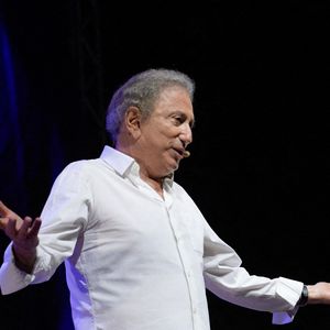 Michel Drucker - Spectacle hommage à Guy Bedos dans le parc Jourdan à Aix-en-Provence. Le 15 août 2020 © Patrick Carpentier / Bestimage