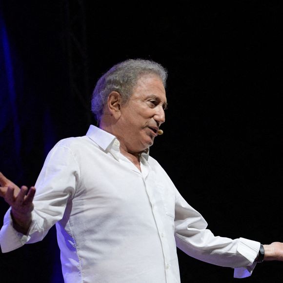 Michel Drucker - Spectacle hommage à Guy Bedos dans le parc Jourdan à Aix-en-Provence. Le 15 août 2020 © Patrick Carpentier / Bestimage