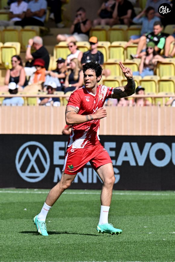 Baptiste Giabiconi lors du match de football caritatif au stade Louis II de Monaco opposant les Barbagiuans aux pilotes de l'équipe Nazionale Piloti dans le cadre de la "Racing Stars Football Cup" le 3 juin 2026.
Depuis 35 ans, des pilotes automobiles participent chaque année à un match de football caritatif organisé à Monaco. Ce " match des pilotes " a accueilli tous les plus grands de la Formule 1, y compris Michael Schumacher. En 2025, une nouvelle mouture a vu le jour, la Racing Stars Football Cup, sous la houlette de Louis Ducruet, le fils de la princesse Stéphanie. Ce 3 juin 2026, avait lieu la deuxième édition de l'événement caritatif, organisé au profit de deux associations.
Les fonds récoltés lors de l'événement seront reversés à deux associations. La première est " Mercy Ships ", qui déploie des navires-hôpitaux afin d'offrir des soins chirurgicaux gratuits en Afrique. La seconde association est " Les Soins de l'espoir ", qui est engagée auprès d'enfants et d'adultes défavorisés en Asie du Sud-Est, notamment au Vietnam.
Les Barbagiuans ont remporté le match 6 - 2

© Bruno Bebert / Bestimage