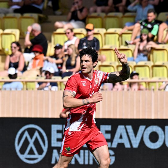 Baptiste Giabiconi lors du match de football caritatif au stade Louis II de Monaco opposant les Barbagiuans aux pilotes de l'équipe Nazionale Piloti dans le cadre de la "Racing Stars Football Cup" le 3 juin 2026.
Depuis 35 ans, des pilotes automobiles participent chaque année à un match de football caritatif organisé à Monaco. Ce " match des pilotes " a accueilli tous les plus grands de la Formule 1, y compris Michael Schumacher. En 2025, une nouvelle mouture a vu le jour, la Racing Stars Football Cup, sous la houlette de Louis Ducruet, le fils de la princesse Stéphanie. Ce 3 juin 2026, avait lieu la deuxième édition de l'événement caritatif, organisé au profit de deux associations.
Les fonds récoltés lors de l'événement seront reversés à deux associations. La première est " Mercy Ships ", qui déploie des navires-hôpitaux afin d'offrir des soins chirurgicaux gratuits en Afrique. La seconde association est " Les Soins de l'espoir ", qui est engagée auprès d'enfants et d'adultes défavorisés en Asie du Sud-Est, notamment au Vietnam.
Les Barbagiuans ont remporté le match 6 - 2

© Bruno Bebert / Bestimage