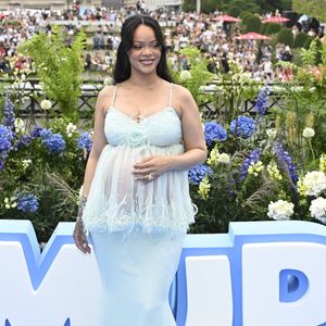 Rihanna, enceinte, aux arrivées et au photocall de la première du film Les Schtroumpfs au Mont des Arts à Bruxelles, Belgique, le 28 juin 2025. © Jan De Meuleneir/Photonews/Bestimage