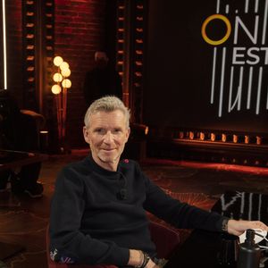 Exclusif - Denis Brogniart (Pour son livre : « Un soldat presque exemplaire » chez Flammarion) - Backstage de l'enregistrement de l'émission "On Est En Direct" (OEED), présentée par L. Ruquier, diffusée sur France 2 le 13 mars 2021. © Jack Tribeca/Bestimage