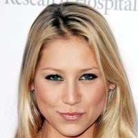 Pas vue pendant 2 ans, la joueuse de tennis Anna Kournikova, femme d’Enrique Iglesias, apparaît en fauteuil roulant