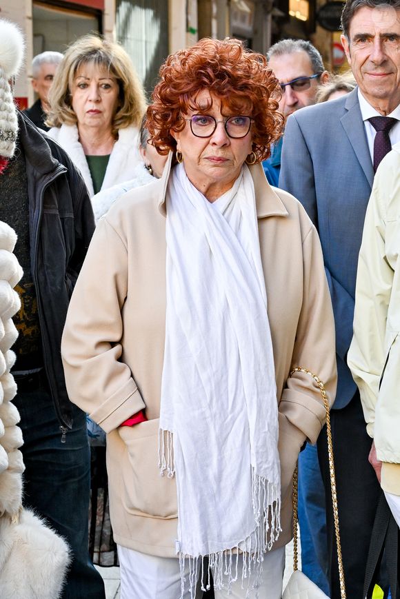 Charlotte Julian aux obsèques d'Evelyne Leclercq dans la cathédrale Sainte-Réparate de Nice, France, le 13 janvier 2026. Une tenue blanche ou claire est souhaitée pour la cérémonie. Ni fleurs, ni couronnes. Selon la volonté de la défunte Evelyne, des dons en faveur du pôle cancérologie Arnault Tzanck pourront être effectués par chèque à l'ordre de FDD AAT ou via un lien numérique HelloAsso - Campagne de dons, Institut du Cancer de Mougins. © Bruno Bebert/Bestimage