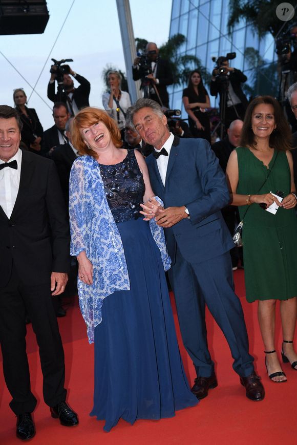 Muriel Mayette-Holtz et son mari Gérard Holtz à la montée des marches du film "Mascarade" lors du 75ème Festival International du Film de Cannes, France, le 27 mai 2022. © Rachid Bellak/Bestimage
