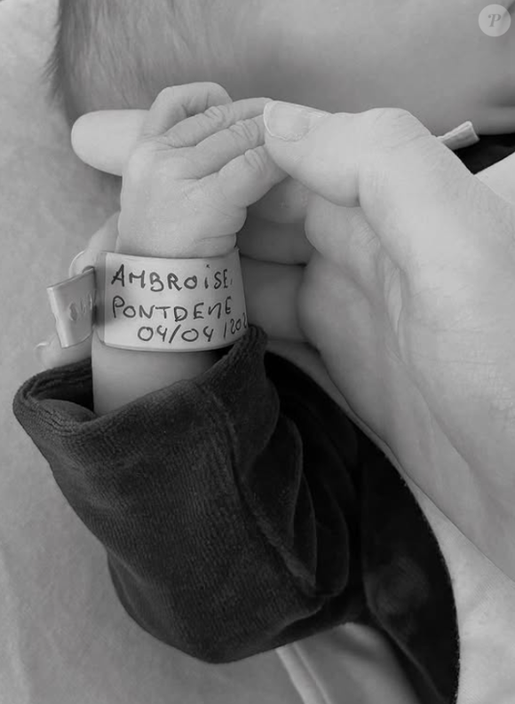 Le couple a ainsi accueilli un petit garçon prénommé Ambroise.

Estelle Sabathier et son compagnon footballeur deviennent parents pour la deuxième fois.