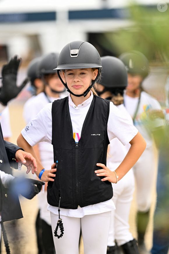 Giulia Sarkozy en reconnaissance sur le parcours - N.Sarkozy et sa femme C.Bruni viennent soutenir leur fille G.Sarkozy pendant l'épreuve Kids Cup L'Envol lors de la 10ème édition du "Longines Paris Eiffel Jumping" à la Plaine de Jeux de Bagatelle à Paris, France, le 21 juin 2024. © Perusseau-Veeren/Bestimage