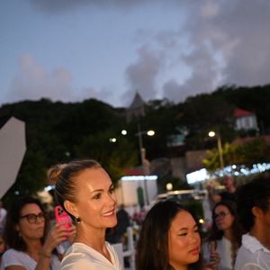 Exclusif - Hommage de Laeticia Hallyday et de sa fille Joy pour le huitième anniversaire de la mort de Johnny Hallyday au cimetière de Lorient sur l'île de Saint-Barthélemy, Antilles françaises, France, le 5 décembre 2025. © Xavier Merchet-Thau/Bestimage Pour infos voir vendeur
