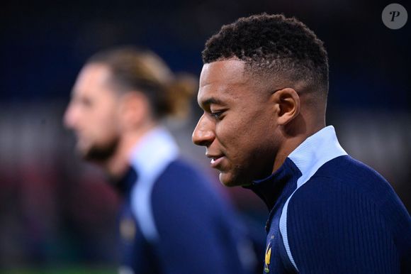 Kylian Mbappé ( 10 - France ) s'échauffe avant le match de qualification européenne entre la France et l'Azerbaïdjan au Parc des Princes le 10 octobre 2025 à Paris, France. ( Photo by Federico Pestellini / PsnewZ ) -