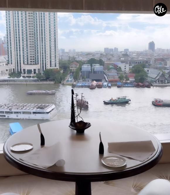 Il s'agit d'"Anne-Sophie Pic at Le Normandie", installé au sommet de la Tower Wing, au sein du mythique Mandarin Oriental Bangkoksein. 

Anne-Sophie Pic sur Instagram via le compte pic.lenormandie, le 13 juin 2026
