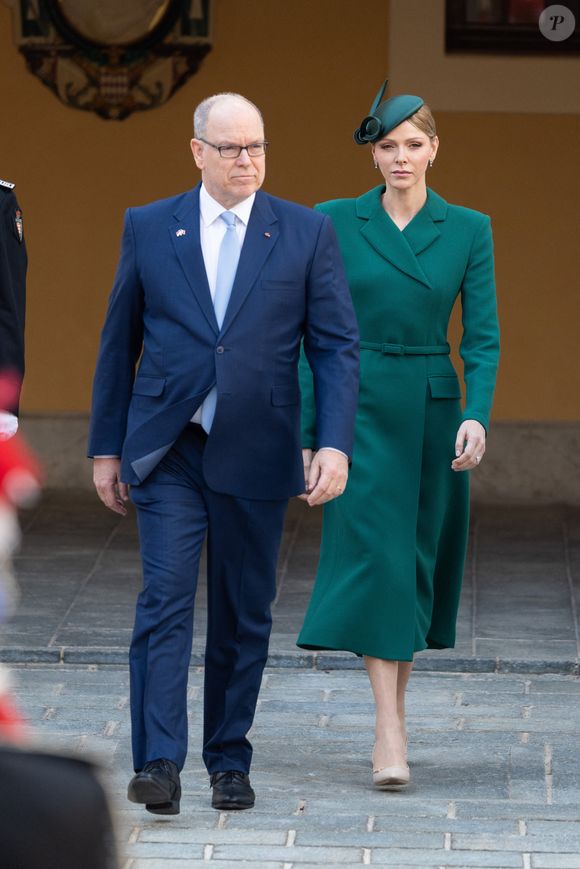 Le prince Albert II de Monaco et la princesse Charlène de Monaco - Le prince de Monaco et la princesse de Monaco accueillent Marcelo Rebelo de Sousa, président du Portugal, dans la cours d'honneur du Palais Princier à Monaco, le 21 novembre 2025. Le chef d'Etat portugais est en visite officielle en principauté. 
© Bruno Bebert / Bestimage