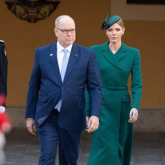 Le prince Albert II de Monaco et la princesse Charlène de Monaco - Le prince de Monaco et la princesse de Monaco accueillent Marcelo Rebelo de Sousa, président du Portugal, dans la cours d'honneur du Palais Princier à Monaco, le 21 novembre 2025. Le chef d'Etat portugais est en visite officielle en principauté. 
© Bruno Bebert / Bestimage