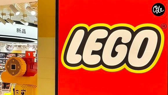 Le géant danois ne bannit pas totalement la technologie pour autant, mais la cantonne aux tâches administratives et logistiques afin de libérer du temps à ses concepteurs. 

Figurine en briques de la star argentine du football Lionel Messi dans un magasin Lego à Shanghai (Chine), le 7 septembre 2026. Cost Foto / Bestimage
