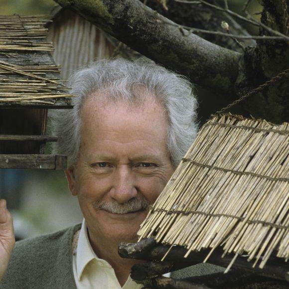 C'est l'animateur et producteur Pierre Bellemare, disparu en 2018, qui a eu l'idée de lancer l'emblématique émission de télé-achat en 1987 sous le nom de "Magazine de l'objet" avant qu'elle ne soit rebaptisée quelques mois plus tard.
 
Archives - En France, à L'Etang-La-Ville, Pierre Bellemare chez lui le 8 avril 1991. Michel Ristroph via Bestimage