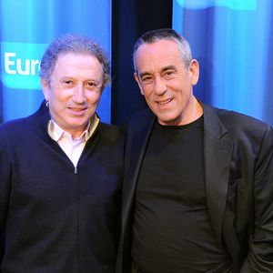 Thierry Ardisson et Michel Drucker dans "Faites entrer l'invité" sur Europe 1 en 2013 © Guillaume Gaffiot /Bestimage