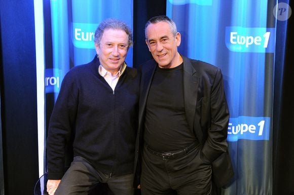 Thierry Ardisson et Michel Drucker dans "Faites entrer l'invité" sur Europe 1 en 2013 © Guillaume Gaffiot /Bestimage