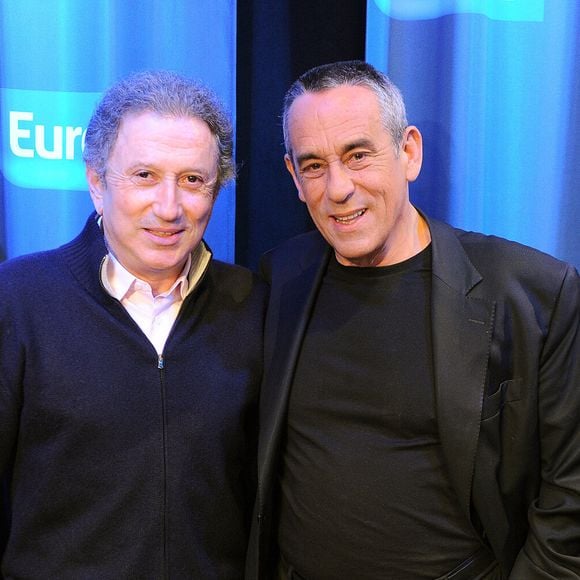 Thierry Ardisson et Michel Drucker dans "Faites entrer l'invité" sur Europe 1 en 2013 © Guillaume Gaffiot /Bestimage