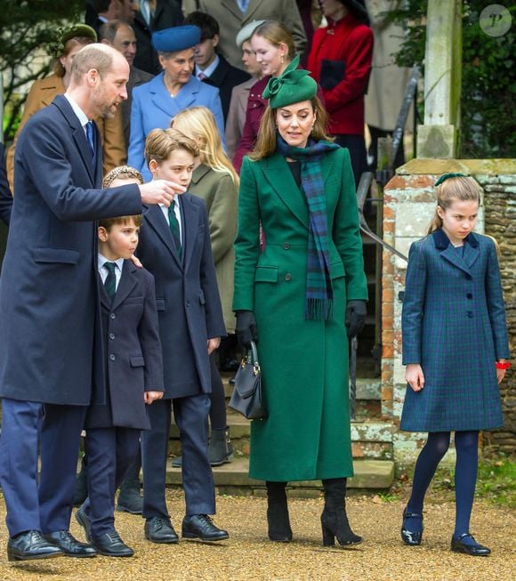 Et elle n'a pas boudé son plaisir 

Catherine (Kate) Middleton, princesse de Galles, Prince Louis, Princesse Charlotte, Prince George, Le prince William, prince de Galles - La famille royale britannique se rend à la messe de Noël à Sandringham le 25 décembre 2024.