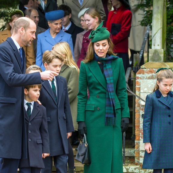 Et elle n'a pas boudé son plaisir 

Catherine (Kate) Middleton, princesse de Galles, Prince Louis, Princesse Charlotte, Prince George, Le prince William, prince de Galles - La famille royale britannique se rend à la messe de Noël à Sandringham le 25 décembre 2024.