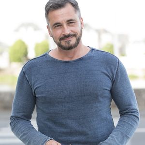 "Il fallait que je me réinvente. La muscu', elle est venue, tout simplement parce que là-bas, on ne va pas prendre un café à la terrasse d'un bistrot, on va à la salle de sport." 

Olivier Minne (Présentation de son livre "Louis Jourdan, de Marseille à Hollywood") - Journées Nationales du Livre et du Vin de Saumur. Le 14 mai 2017 © Nicolas Desvignes / Bestimage