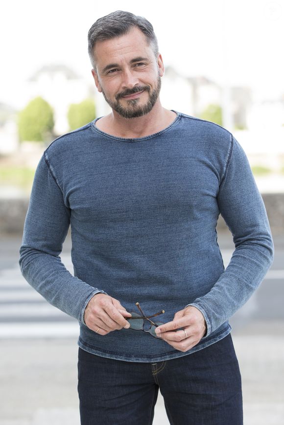 "Il fallait que je me réinvente. La muscu', elle est venue, tout simplement parce que là-bas, on ne va pas prendre un café à la terrasse d'un bistrot, on va à la salle de sport." 

Olivier Minne (Présentation de son livre "Louis Jourdan, de Marseille à Hollywood") - Journées Nationales du Livre et du Vin de Saumur. Le 14 mai 2017 © Nicolas Desvignes / Bestimage