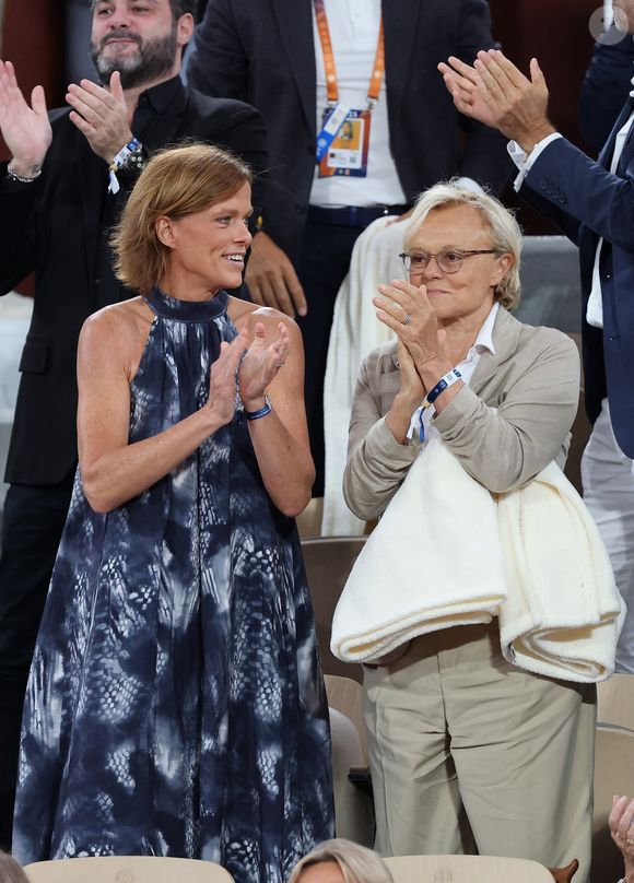 Muriel Robin et sa femme Anne Le Nen dans les tribunes lors des Internationaux de France de Tennis de Roland Garros 2025, à Paris, France, le 4 juin 2025. © Jacovides-Moreau/Bestimage