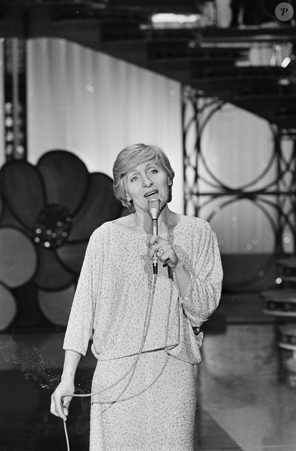 Un mois avant sa disparition, Nicole Croisille s'est confiée en toute transparence. 

En France, à Paris, sur le plateau, Nicole CROISILLE, chantant au micro. © Jean-Claude Colin via Bestimage