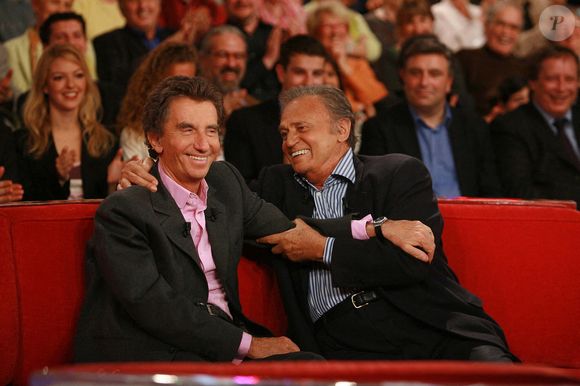 Roger Hanin et Jack Lang lors de l'enregistrement de l'émission "Vivement Dimanche" à Paris, France, le 10 mai 2006. Photo Max Colin/ABACAPRESS.COM