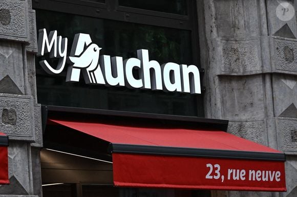 Il conduit une Mercedes de 30 ans, porte toujours le même costume élimé et impose la simplicité autour de lui, comme déjeuner chez Flunch à ses directeurs ou faire renoncer un VRP à sa Porsche flambant neuve. 

Mon Auchan Illustration d'enseignes commerciales et de magasins à Lyon, France le 9 février 2024. Photo par Julien Reynaud/APS-Medias/ABACAPRESS.COM