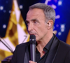"Comment il s'appelle ton titre Jeanne ?", lui demande l’animateur. "Respire fort", répond-elle. "Plus de 6 millions d'écoutes", glisse-t-il avec admiration

Nikos Aliagas lors du prime spécial battles de la "Star Academy", le 20 décembre 2025 sur TF1