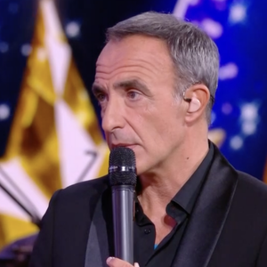 "Comment il s'appelle ton titre Jeanne ?", lui demande l’animateur. "Respire fort", répond-elle. "Plus de 6 millions d'écoutes", glisse-t-il avec admiration

Nikos Aliagas lors du prime spécial battles de la "Star Academy", le 20 décembre 2025 sur TF1