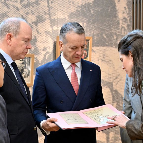 Le prince Albert II de Monaco, la princesse Caroline de Hanovre, Charlotte Casiraghi et Mélanie-Antoinette de Massy inaugurent la médiathèque Caroline à Monaco, le 10 décembre 2025.
© Bruno Bebert / Bestimage