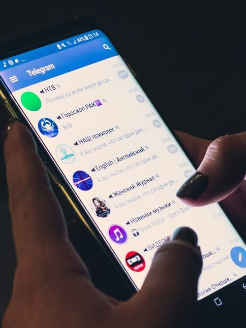 Une étude indique qu'hésiter à envoyer un message à un vieil ami est normal et pourrait être lié à l'écart d'appréciation