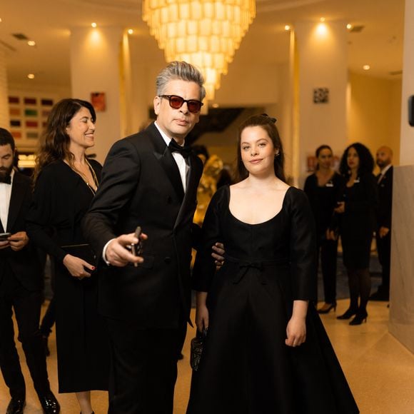 Benjamin Biolay et sa fille Anna - Personnalités à l'hôtel Martinez avant la montée des marches du film Indiana Jones et le cadran de la destinée (Indiana Jones and the Dial of destiny) lors du 76ème Festival International du Film de Cannes le 18 mai 2023.

© Tiziano Da Silva / Pierre Perusseau / Bestimage