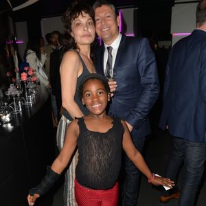 Prénommée Maya, la petite fille a fait d'Isabelle Mergault une vraie maman...

Isabelle Mergault et sa fille Maya, avec Jacques Sanchez à l'anniversaire du programmateur de télévision Jacques Sanchez au restaurant Nolita à Paris le 29 mai 2016. Crédit Veeren/Bestimage