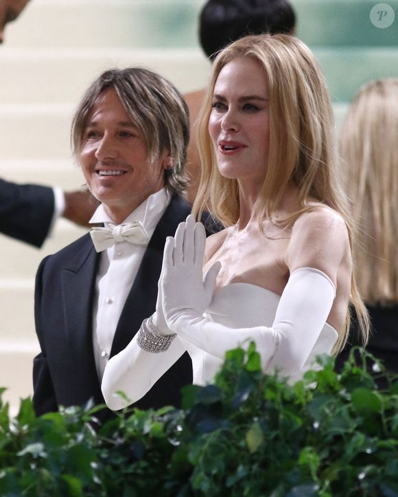 "Keith n’a pas pu se rendre au Portugal pour ce rendez-vous en raison de sa tournée aux États-Unis" a déclaré une source à nos confrères. Il s’y rendra par après, lorsque son emploi du temps le lui permettra.

New York, NY  - Celebrities arrive for The 2024 Met Gala  Celebrating "Sleeping Beauties: Reawakening Fashion" at the Metropolitan Museum of Art in New York.

© Backgrid USA / Bestimage